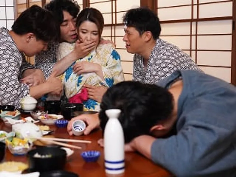 đưa vợ yêu đi suối nước nóng, ông xã không biết người vợ bị người khác phang sấp mặt