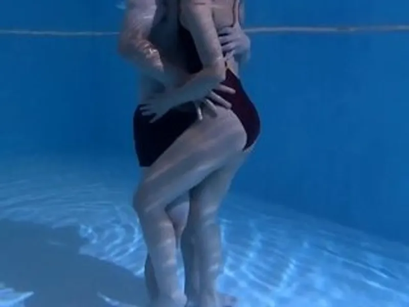 ông chồng lạnh nhạt, cô vợ lén lút với hlv dạy bơi